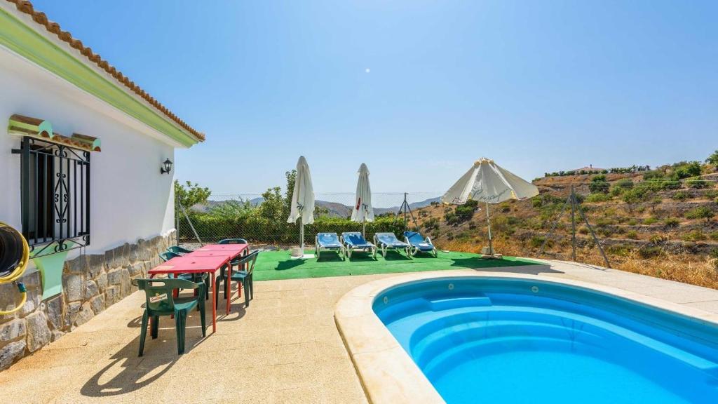 Bazén v ubytovaní Casa Los Pérez Sedella by Ruralidays alebo v jeho blízkosti