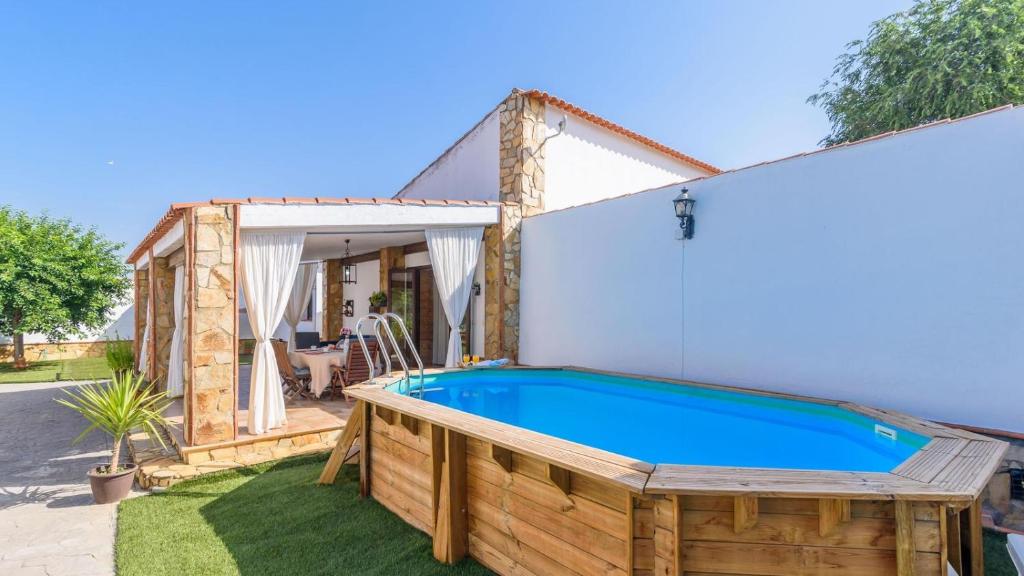 Bazén v ubytování Villamada El Real de la Jara by Ruralidays nebo v jeho okolí