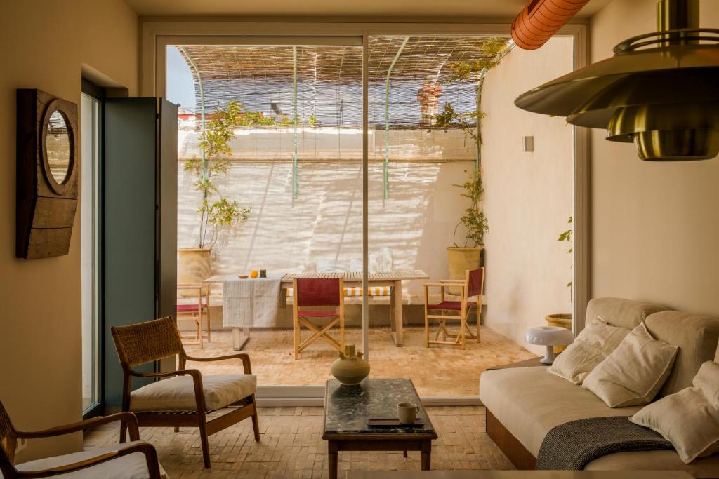 ein Wohnzimmer mit einem Sofa und einem Tisch in der Unterkunft BOSCOS APARTMENTs in Sevilla