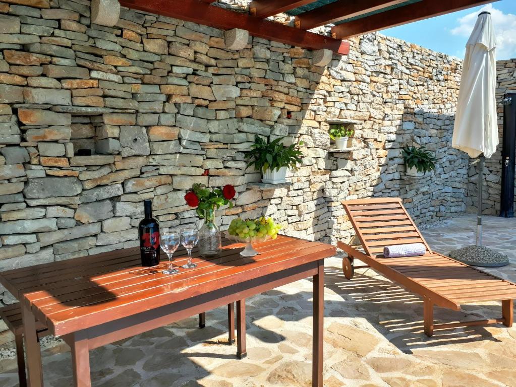 Patio alebo iná vonkajšia časť ubytovania Villa Ivy with perfect privacy, pool, sauna and jacuzzi