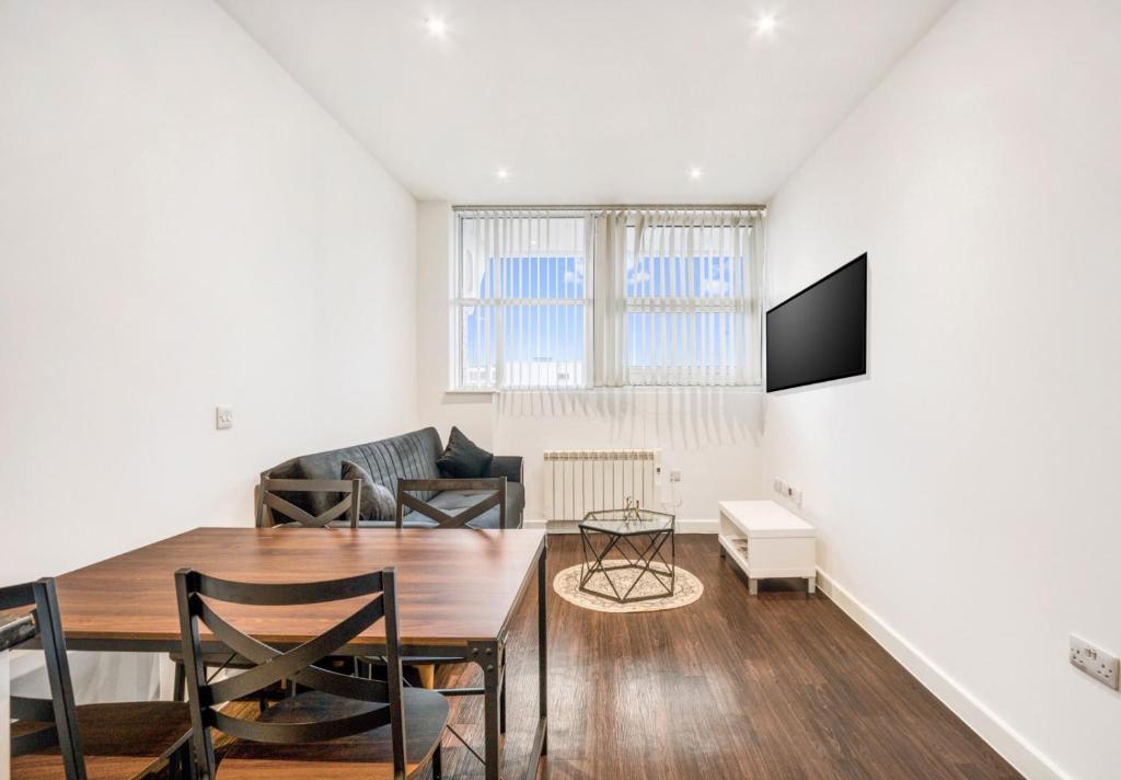 a living room with a table and a couch at Fantastic 1 Bed by Heathrow Airport in London