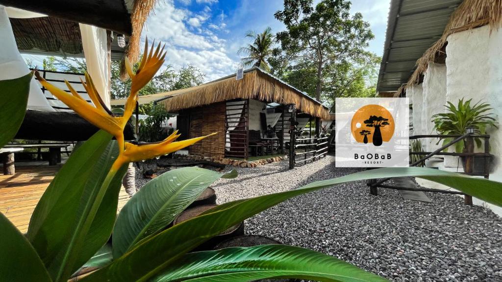 un cartel frente a un edificio con restaurante en The Baobab Resort en Sam Roi Yot