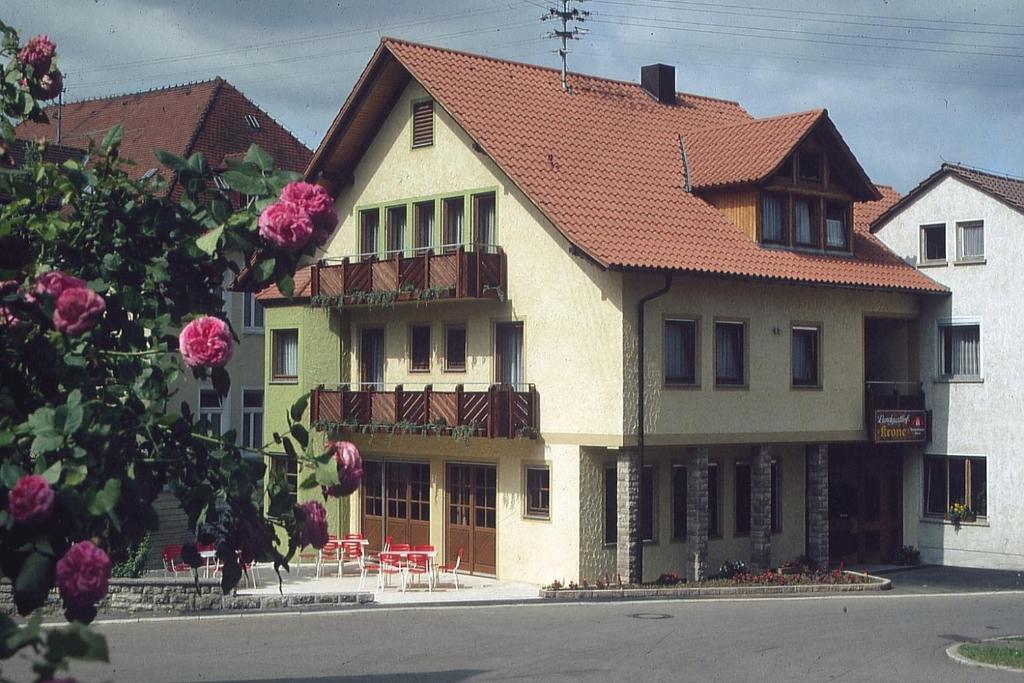 duży dom z czerwonym dachem w obiekcie Landgashof Krone w mieście Krautheim