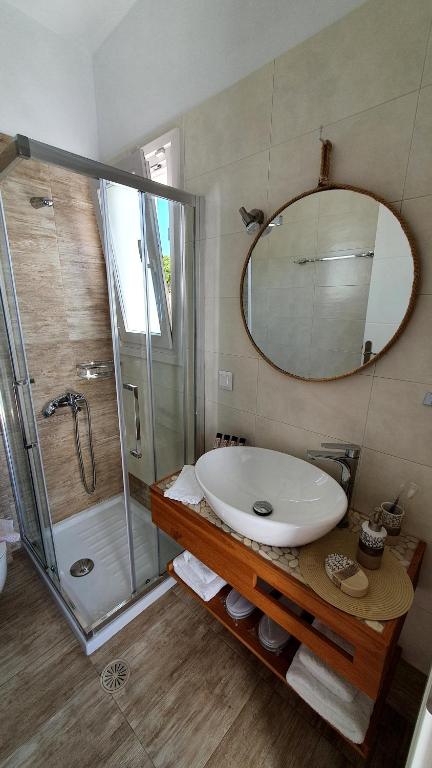 Sarakiniko Rooms - 17