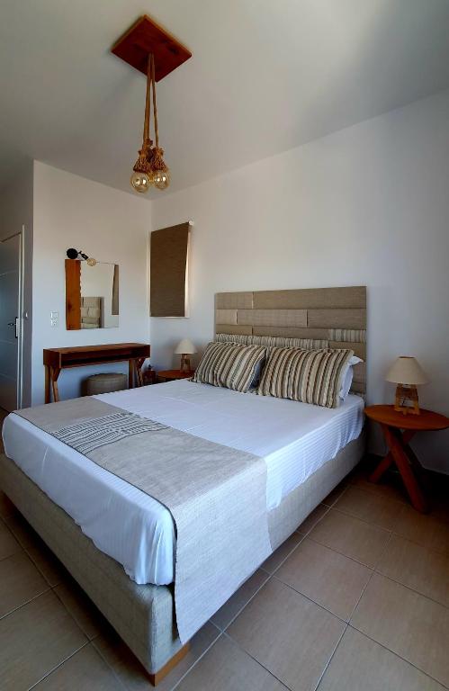 Sarakiniko Rooms - 19