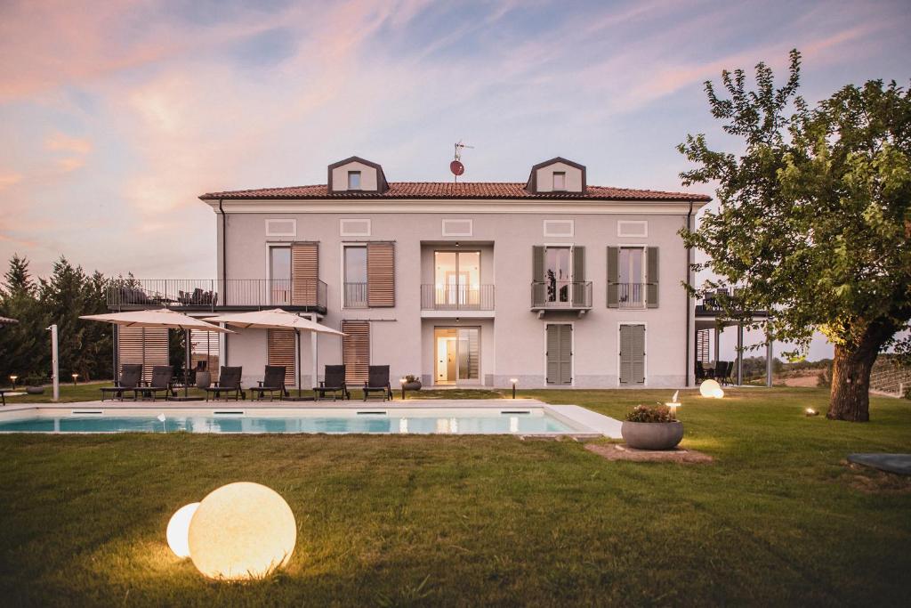 Villa con piscina en un patio en Villa Vinory Bricco di Nizza, en Nizza Monferrato