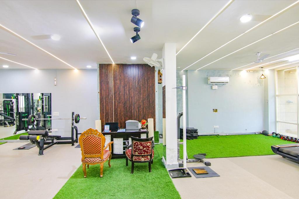 Fitness centrum a/nebo fitness zařízení v ubytování FabHotel Singh Suite