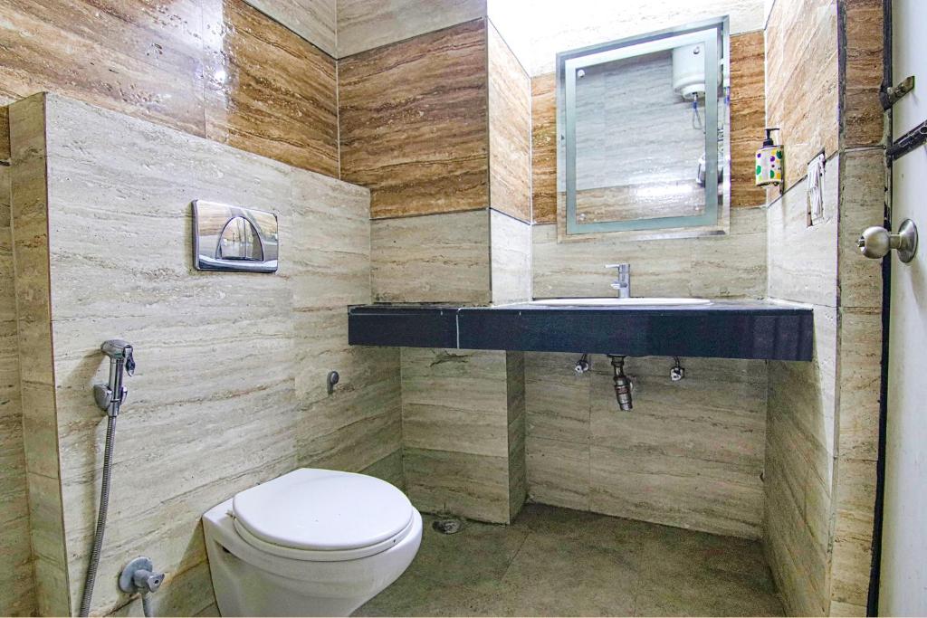 Koupelna v ubytování FabHotel Singh Suite