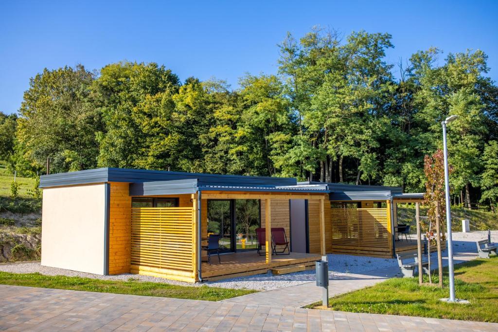 dom modułowy z żółtym i niebieskim dachem w obiekcie Wine Camp Hažić w mieście Grabrovnik