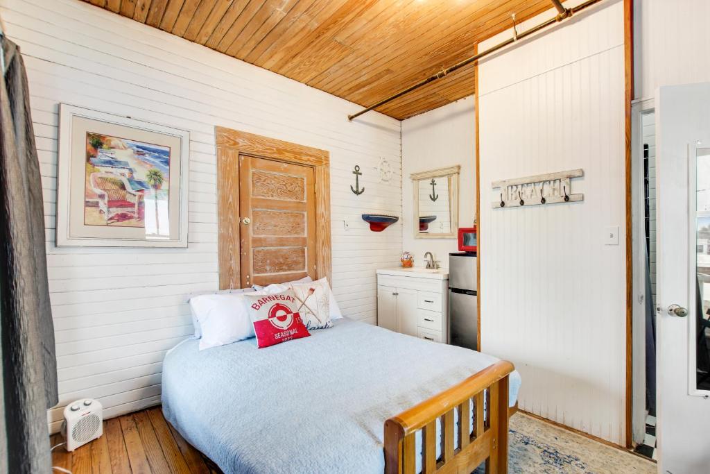 a small bedroom with a bed and a kitchen at Lucky Number #13 in Tybee Island