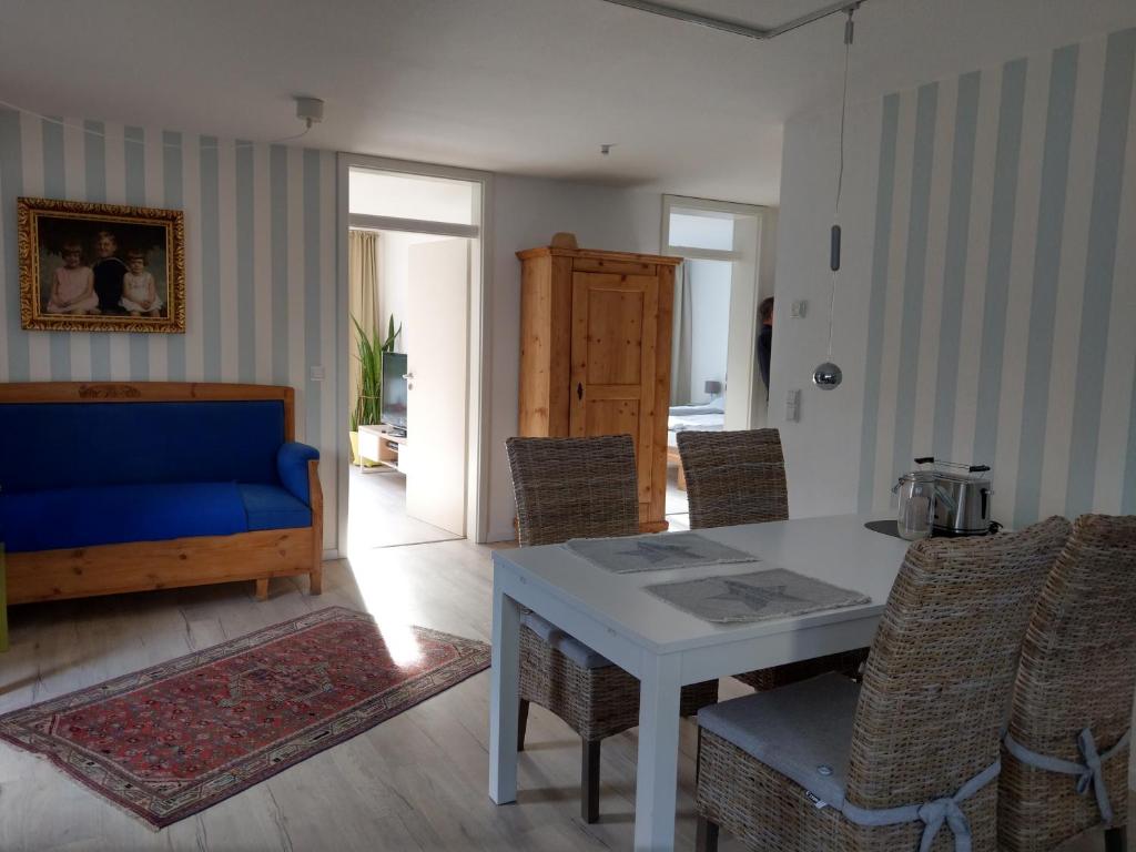 Grasshoppers في موسينغن: غرفة معيشة مع أريكة زرقاء وطاولة