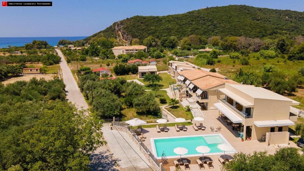 uma vista aérea de uma villa com piscina em Apartments Villa Rania em Perdika