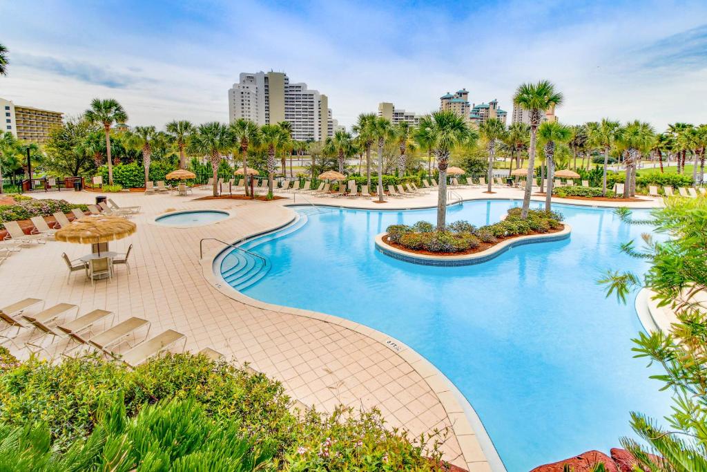 Bazén v ubytování Luau Condos nebo v jeho okolí