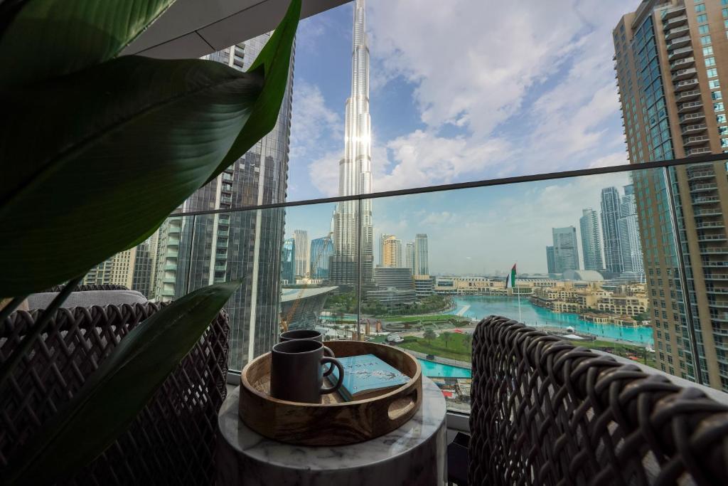 Majestay - Luxury Living في دبي: طاولة مع كوب من القهوة وإطلالة على المدينة