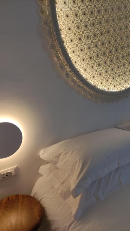 Postel nebo postele na pokoji v ubytování PALAZZO CAMERLENGO Suites Relax