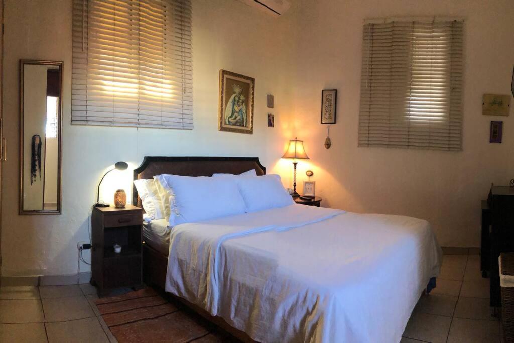 Postel nebo postele na pokoji v ubytování Centerpice Colonial Zone