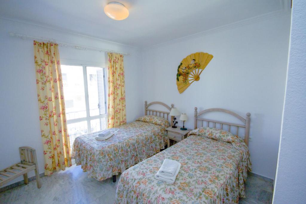 A bed or beds in a room at Canovas Nerja - Casa adosada con piscina Los Huertos 7