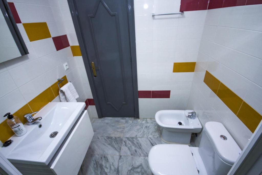 A bathroom at Canovas Nerja - Casa adosada con piscina Los Huertos 7