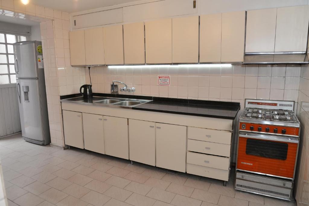 Kuchyň nebo kuchyňský kout v ubytování HOSTEL KUYUK