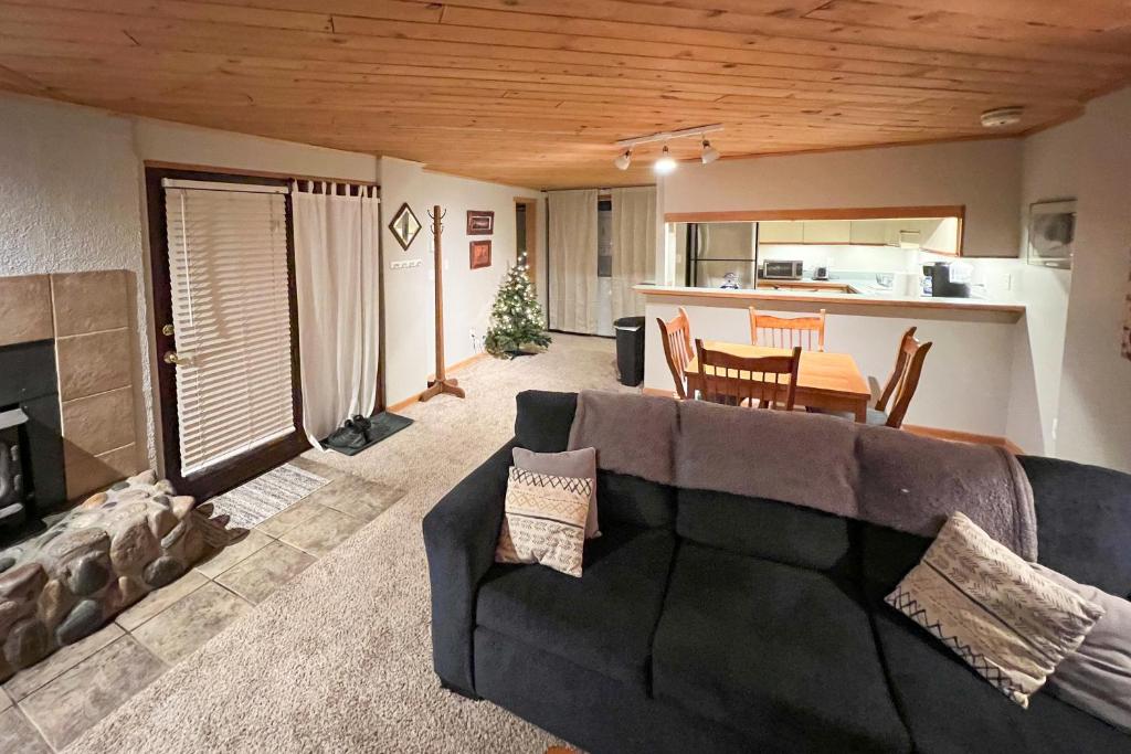 - un salon avec un canapé et une table dans l'établissement A Scent of Pine, à Steamboat Springs