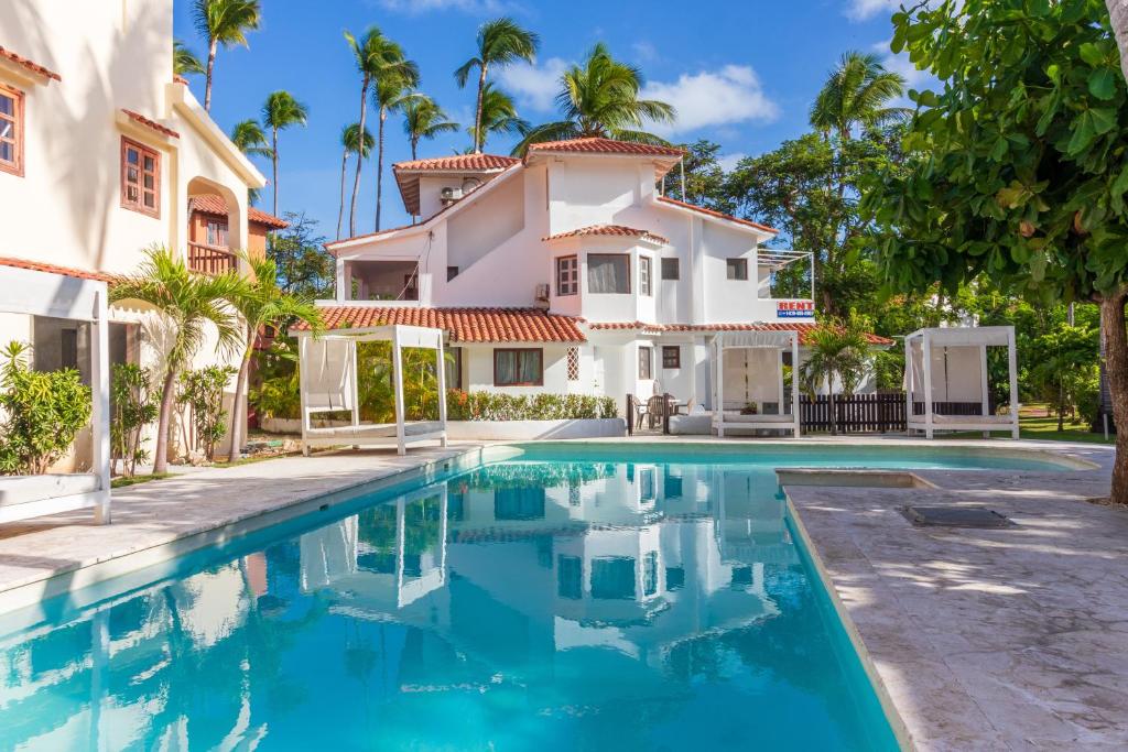 une villa avec une piscine en face d'une maison dans l'établissement Beautiful family Villa near Bavaro beach with pool, à Punta Cana