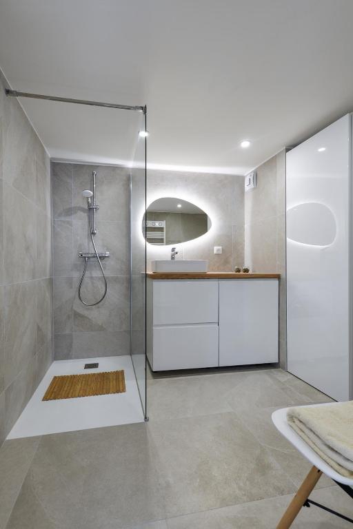 Zdjęcie z galerii obiektu Superbe logement indépendant très lumineux avec terrasse de 30 m2, 10 min de l'aéroport Bâle Mulhouse Freiburg, 15 min de Bâle, 20 min de Mulhouse et 10 min à pieds de la gare de Sierentz w mieście Sierentz