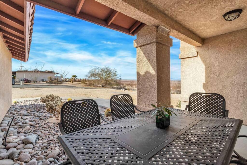 patio con tavolo e sedie sotto il portico di Great View House Hot Tub Fire Pit a Twentynine Palms