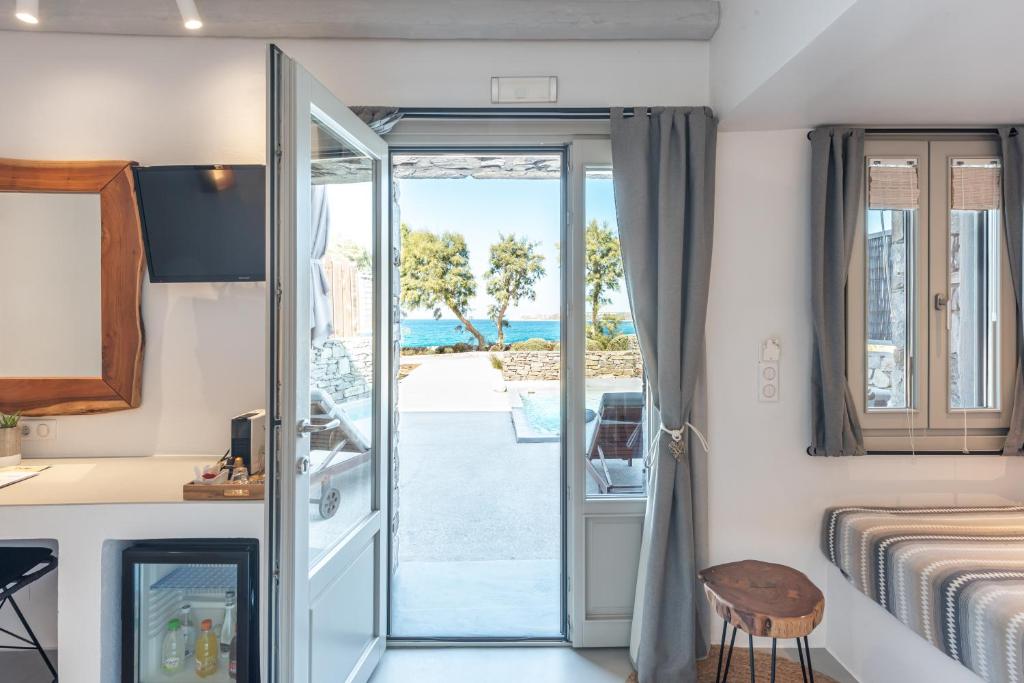 Paros Comfy Suitesにあるテレビまたはエンターテインメントセンター
