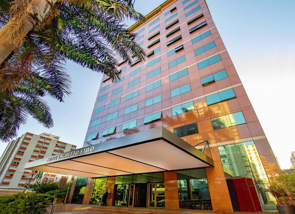 a tall building with a sign in front of it at Laghetto Stilo São Paulo in Sao Paulo