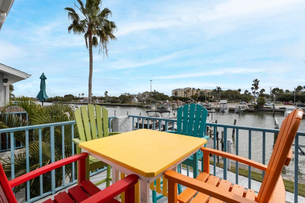 聖彼得海灘的住宿－261 G Madeira Beach Yacht Club，一个带码头的阳台,配有桌椅