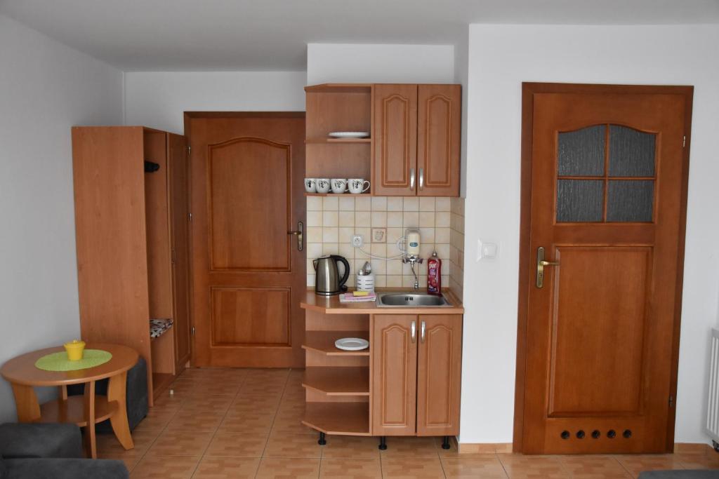 Kuchyň nebo kuchyňský kout v ubytování Koja