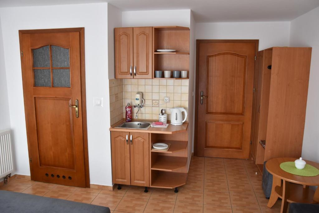 Kuchyň nebo kuchyňský kout v ubytování Koja