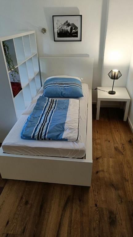 Postel nebo postele na pokoji v ubytování Apartments & möblierte Zimmer in Kahl am Main, kontaktloser Self Check-in, W-Lan, Schreibtisch, Duschbad, Küchenzeile, PKW-Plätze