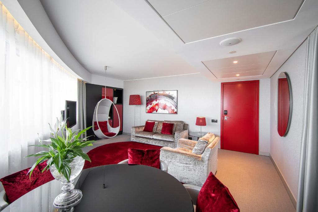 Télévision ou salle de divertissement dans l'établissement MYRIAD by SANA Hotels