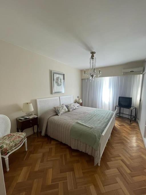 1 dormitorio con 1 cama, 1 mesa y 1 silla en Departamento de Categoría Av. España en Mendoza