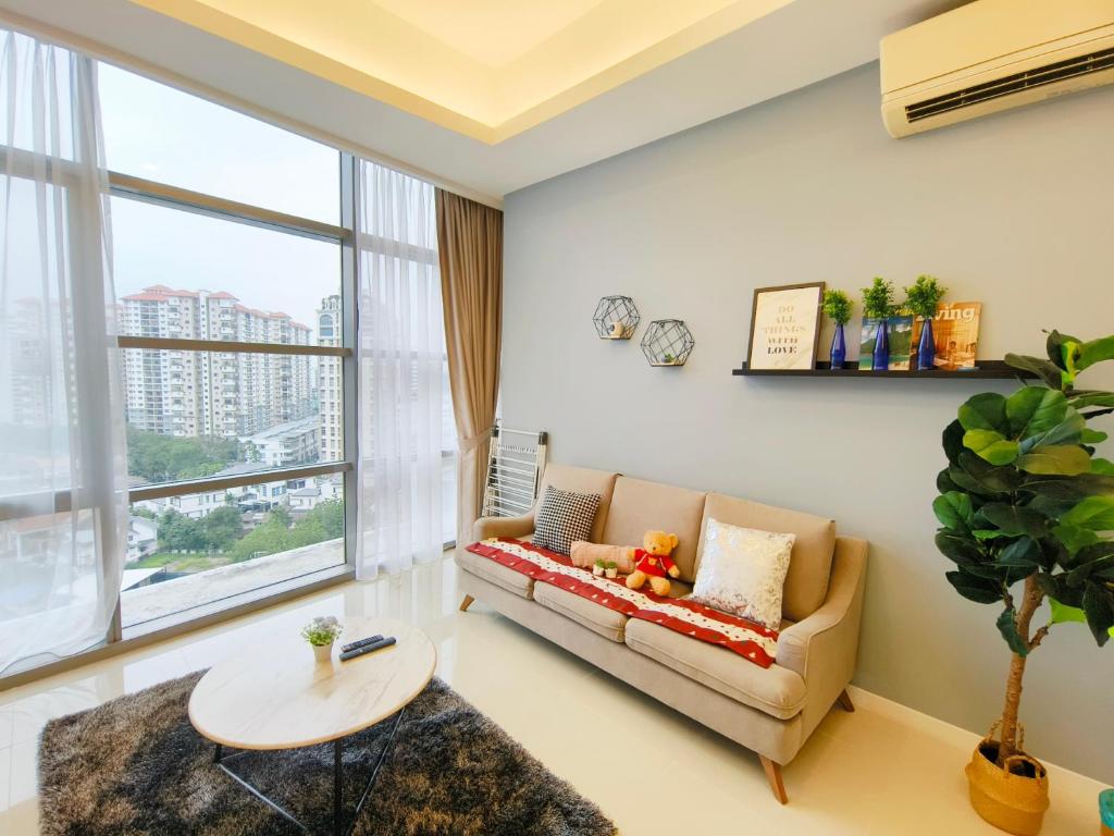 ein Wohnzimmer mit einem Sofa und einem Tisch in der Unterkunft The Azure Residences 5 Paradigm Mall PJ 75 by Warm Home in Petaling Jaya