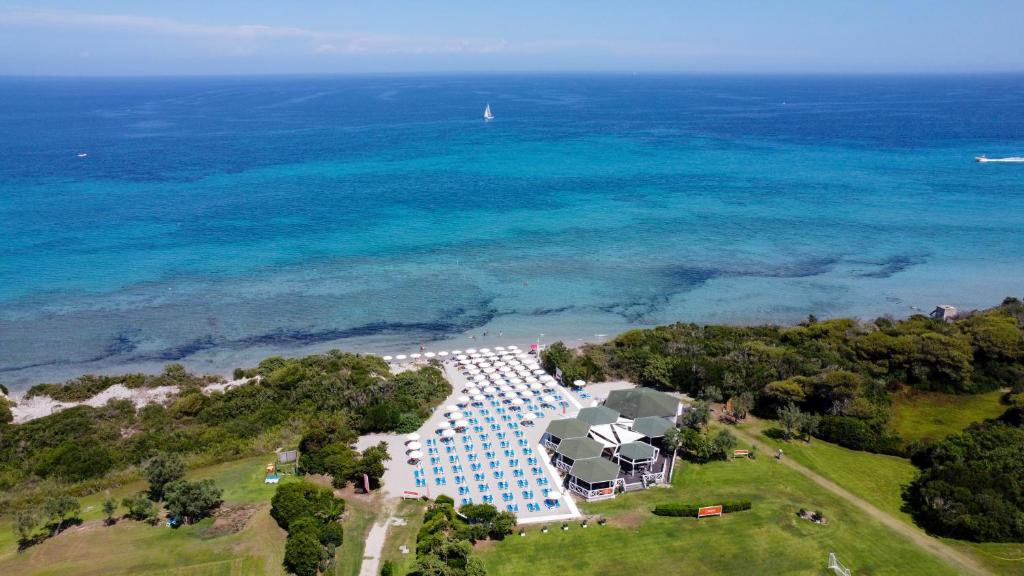 una vista aerea di un hotel e dell'oceano di VOI Alimini Resort ad Alimini