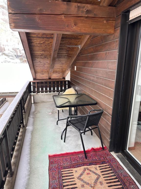 Balkón nebo terasa v ubytování Dachwohnung mit Charme im Haus Luchre, Zermatt
