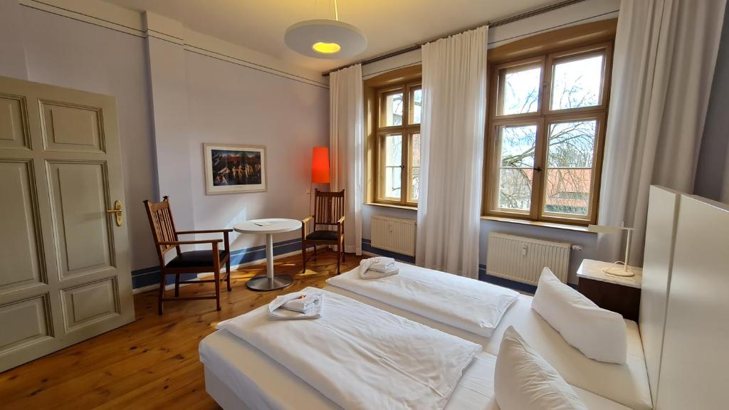 Postel nebo postele na pokoji v ubytování Hotel Cranach-Herberge City Centre