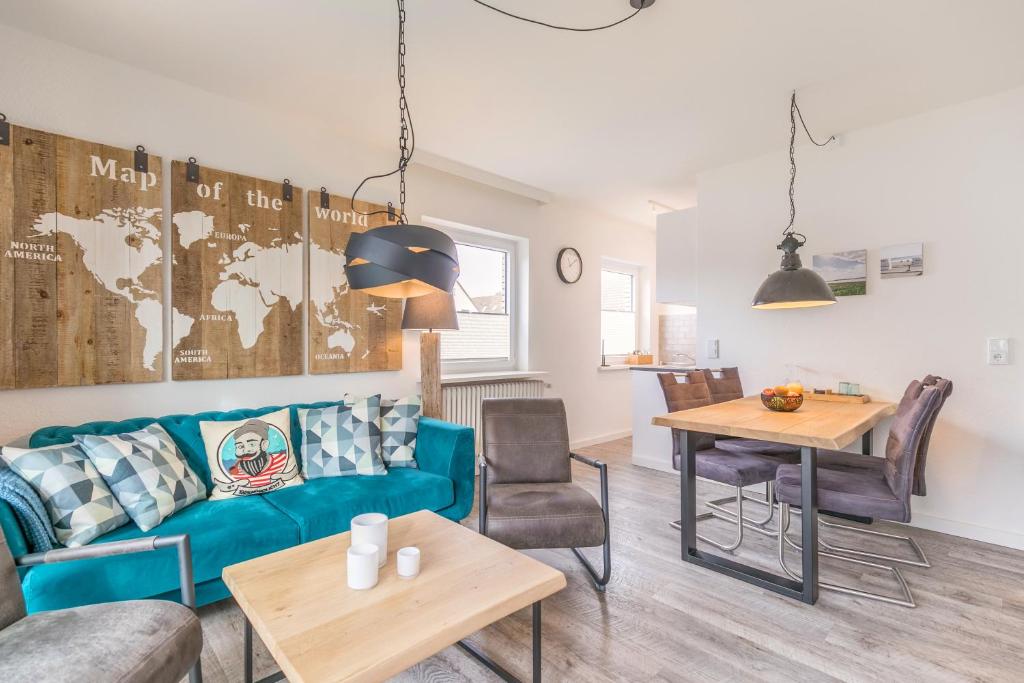 a living room with a couch and a table at "Haus Deichlodge" deichlodge, lodge eins in Büsum