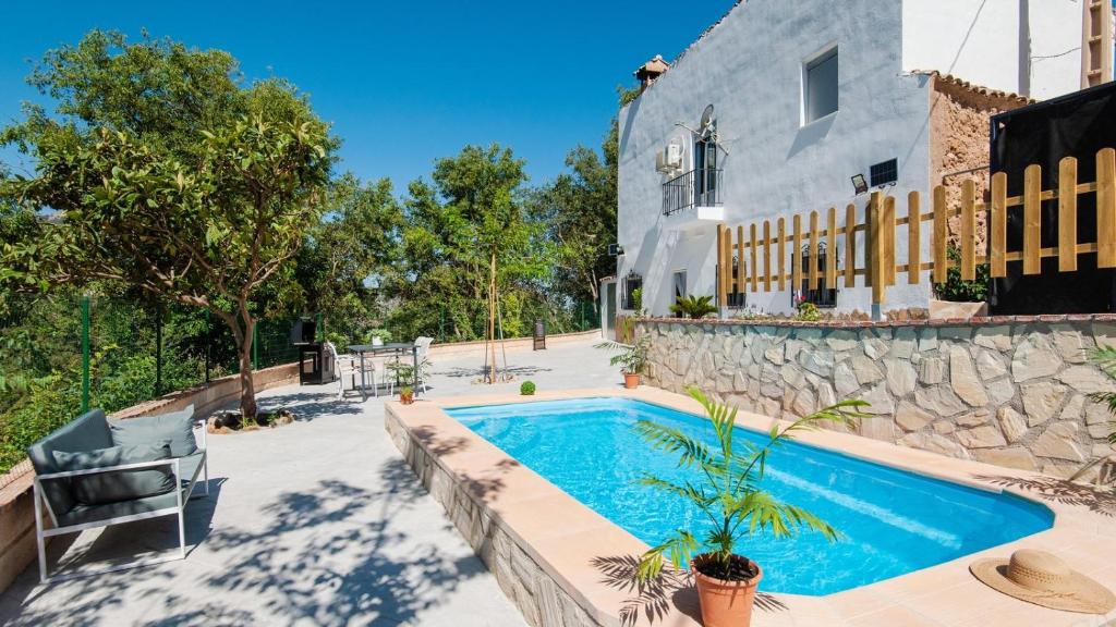 a swimming pool in the backyard of a house at Villa Río Béjar Quesada by Ruralidays in Quesada