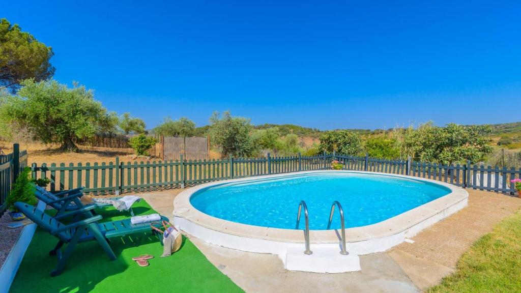 una piscina en un patio con una valla en La Molina de la Campana Villaviciosa de Córdoba by Ruralidays, en Villaviciosa de Córdoba