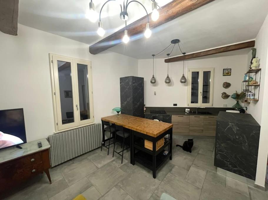 Habitación con mesa de madera y comedor. en App di Tania, en Reggio Emilia