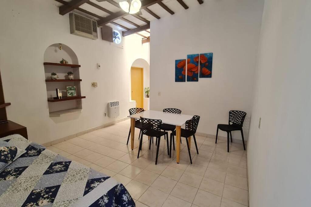 comedor con mesa y sillas en Linda Casa p/5 personas en Salta Capital en Salta