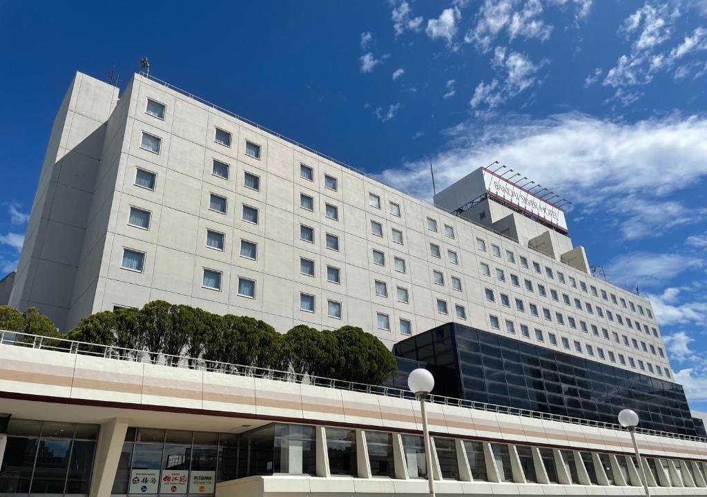 un edificio blanco con un cartel encima en Bandai Silver Hotel, en Niigata