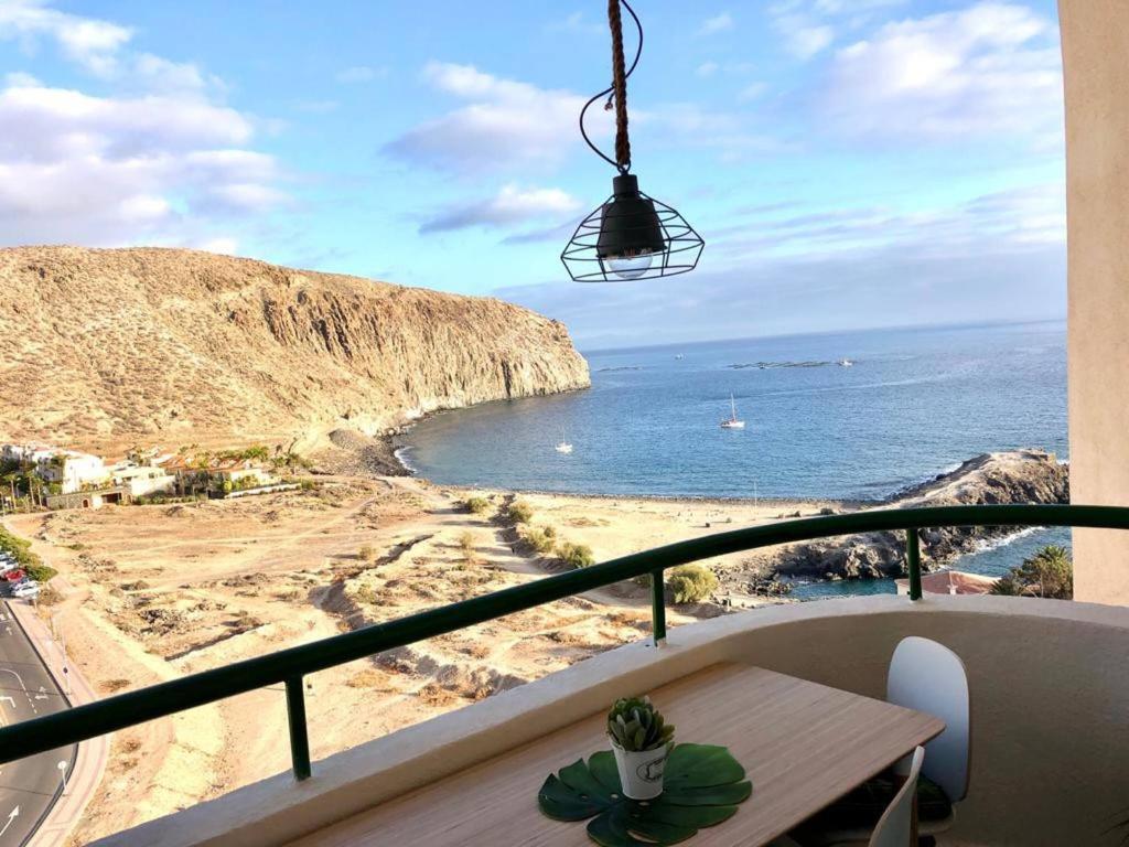 balcón con vistas a la playa y al océano en Los Cristianos Stunning Ocean View,wi-fi,Costamar, en Arona