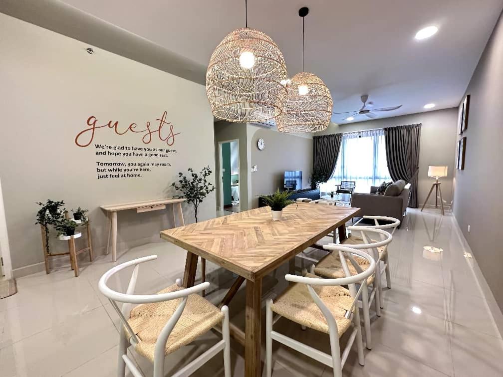 A restaurant or other place to eat at The Apple PREMIER CONDO three bedroom in MELAKA