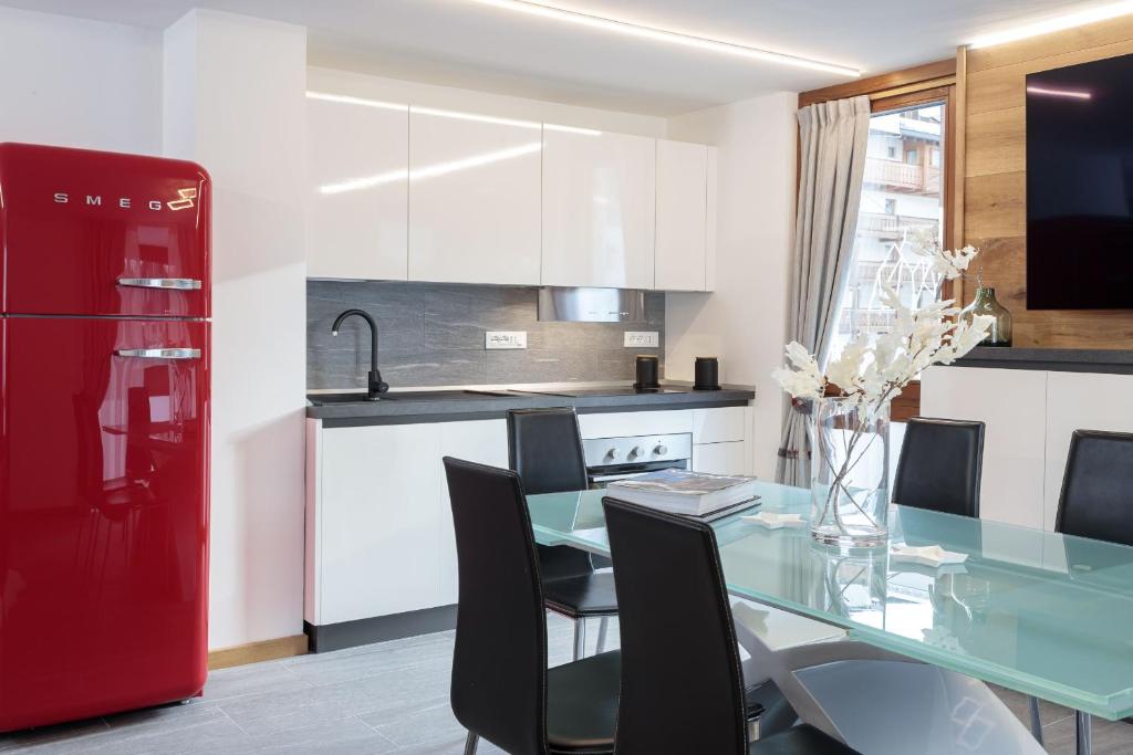 A kitchen or kitchenette at HelloChalet - The One - garage, bootdryer, home theatre with subwoofer, netflix, hydromassage Turkish bath