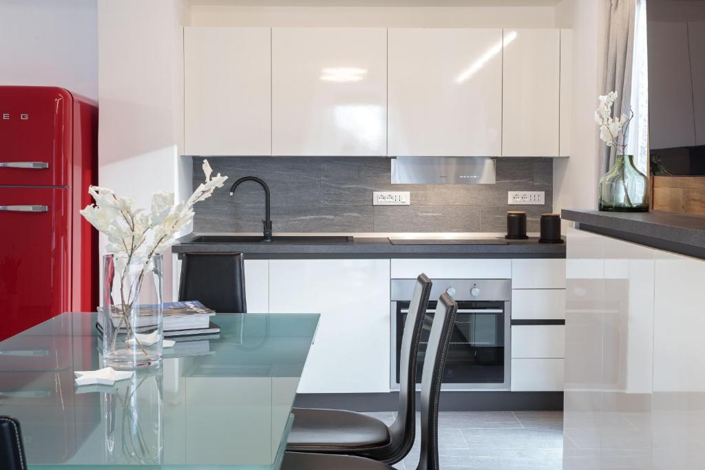 A kitchen or kitchenette at HelloChalet - The One - garage, bootdryer, home theatre with subwoofer, netflix, hydromassage Turkish bath