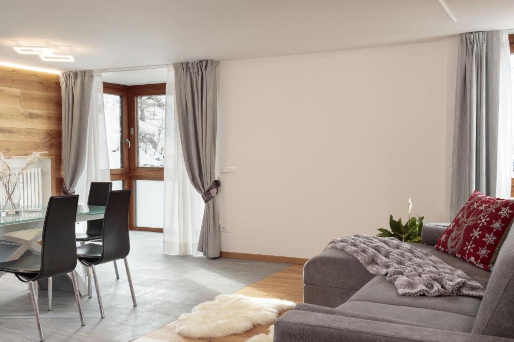 A seating area at HelloChalet - The One - garage, bootdryer, home theatre with subwoofer, netflix, hydromassage Turkish bath